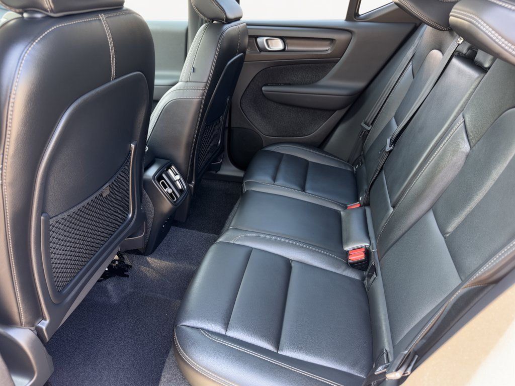 Used 2025 Volvo XC40 B5 Core AWD/4WD image 25