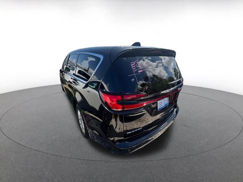 Used 2023 Chrysler Pacifica Touring-L image 4