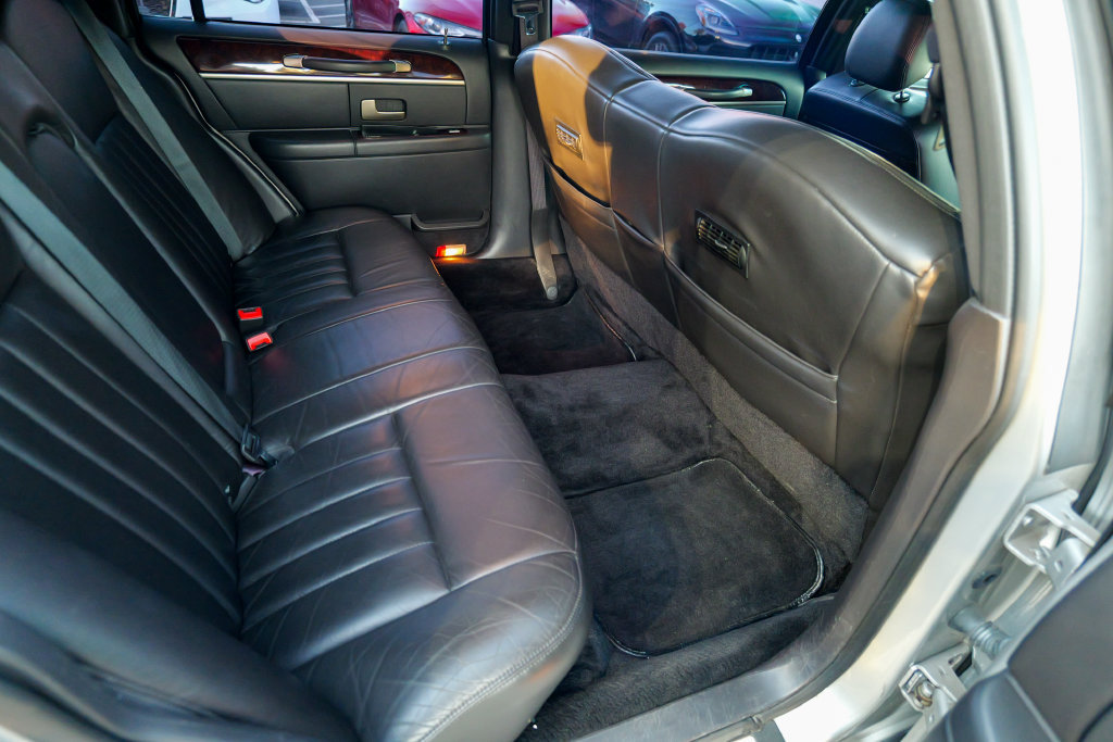 Used 2008 Lincoln Town Car Executive RWD image 33