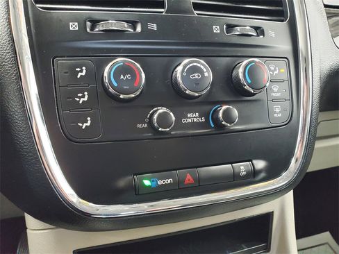 Used 2012 Dodge Grand Caravan SXT image 19