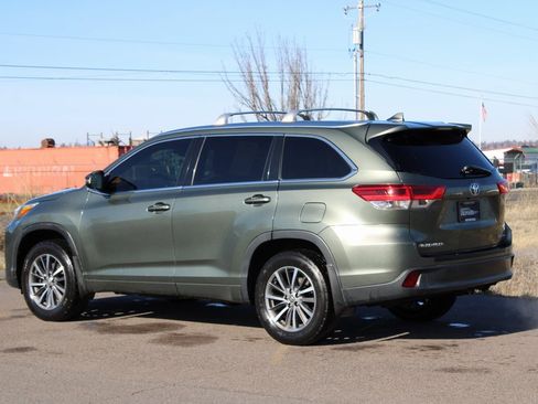 Used 2017 Toyota Highlander XLE image 3