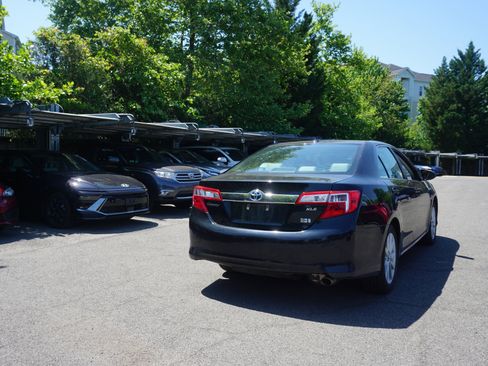 Used 2012 Toyota Camry XLE w/ Leather Pkg FWD image 4