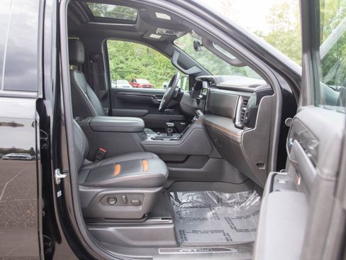 Used 2025 GMC Sierra 1500 AT4 w/ Technology Package AWD/4WD image 11