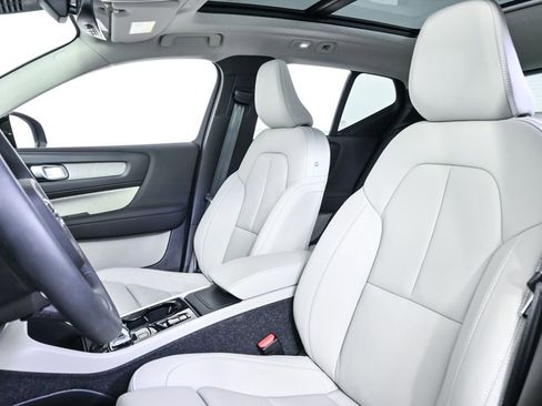 Certified 2025 Volvo XC40 B5 Plus image 7