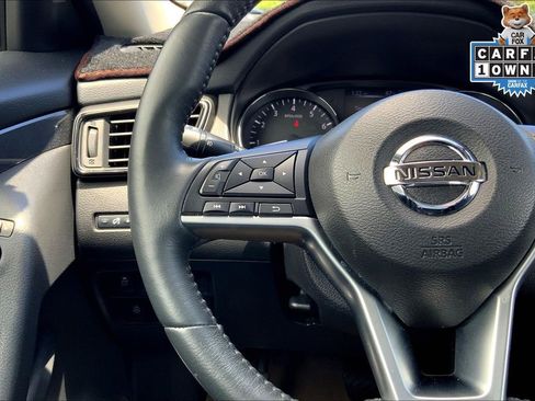 Used 2017 Nissan Rogue SV w/ SV Premium Package image 18