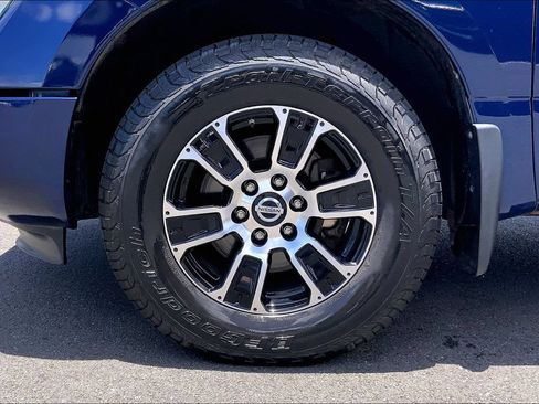 Used 2020 Nissan Titan SV w/ SV Convenience Package RWD image 9