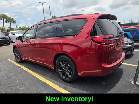 Certified 2025 Chrysler Pacifica Limited FWD image 4