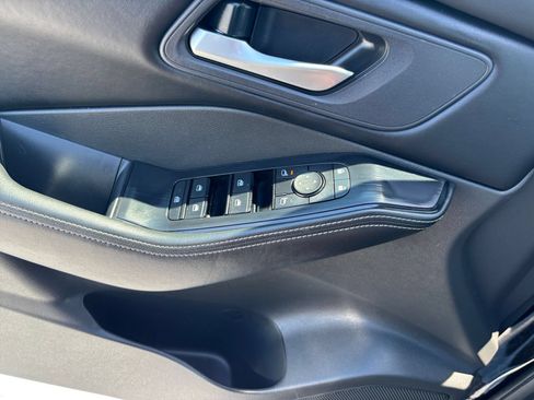 Used 2025 Nissan Rogue SV FWD image 18