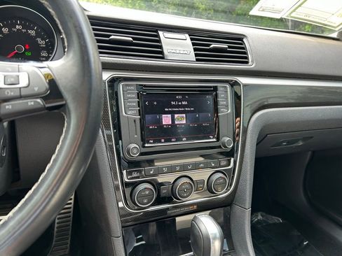 Used 2018 Volkswagen Passat 3.6 FWD image 32