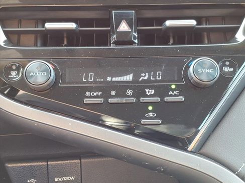 Used 2022 Toyota Camry SE w/ Convenience Package image 14