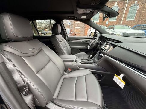 Used 2025 Cadillac XT6 Luxury image 14