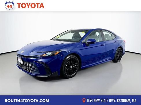 Used 2025 Toyota Camry SE FWD image 1