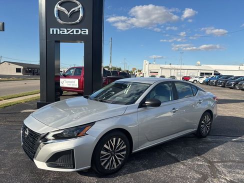 Used 2024 Nissan Altima 2.5 SV image 3