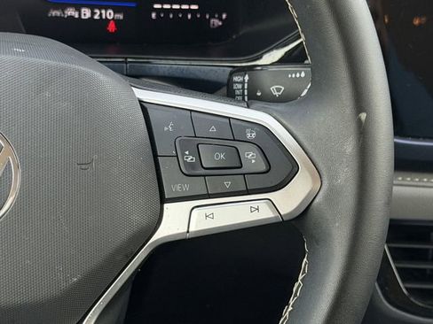 Used 2024 Volkswagen Taos SE image 15