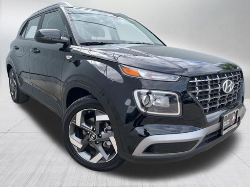 Used 2025 Hyundai Venue SEL FWD image 3