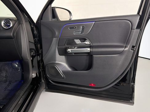 Used 2023 Mercedes-Benz GLB 250 w/ Premium Package image 23