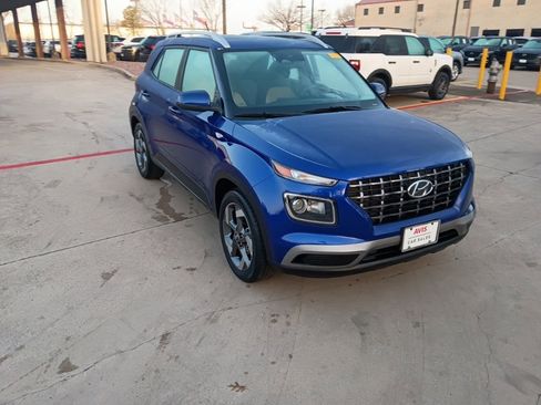 Used 2025 Hyundai Venue SEL image 6