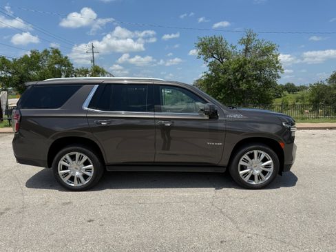 Used 2021 Chevrolet Tahoe High Country w/ Premium Package image 2