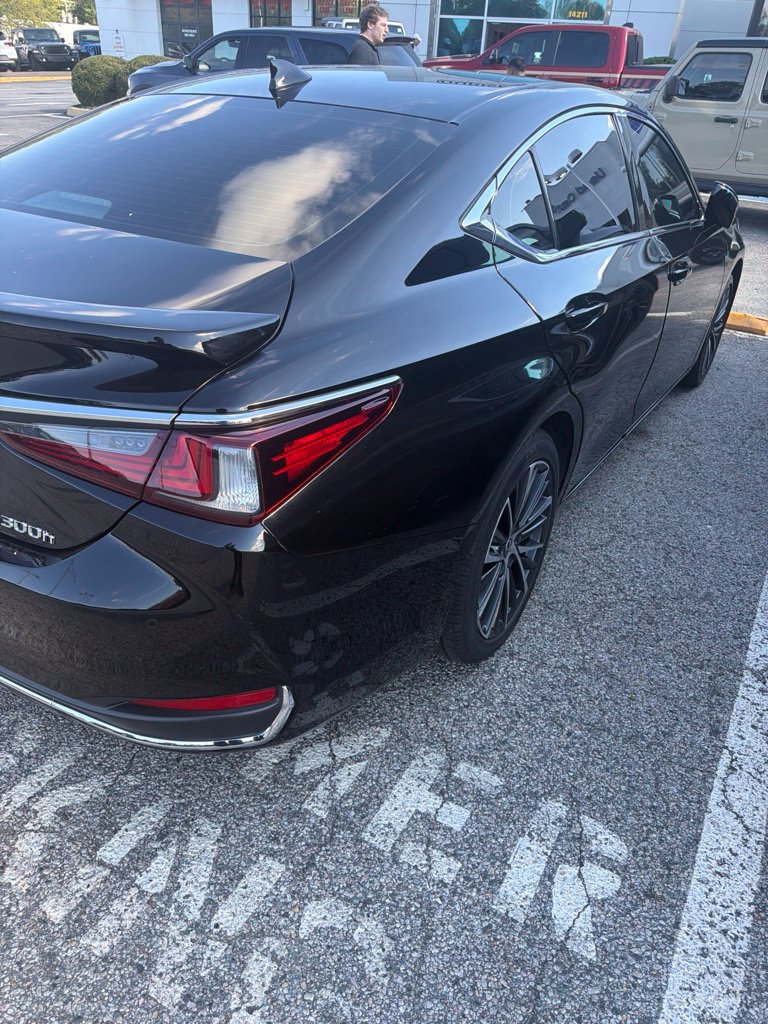 Used 2023 Lexus ES 300h w/ Premium Package FWD image 4