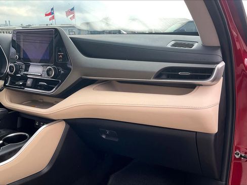 Used 2024 Toyota Highlander XLE image 19