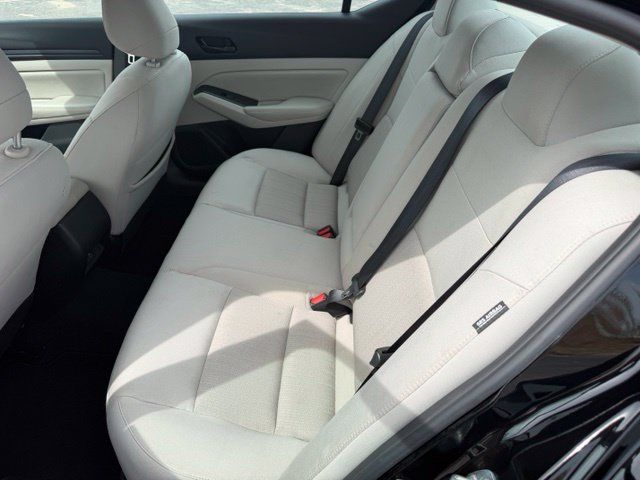 Used 2025 Nissan Altima 2.5 SV FWD image 9