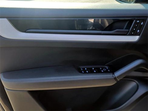 Used 2024 Porsche Cayenne image 10