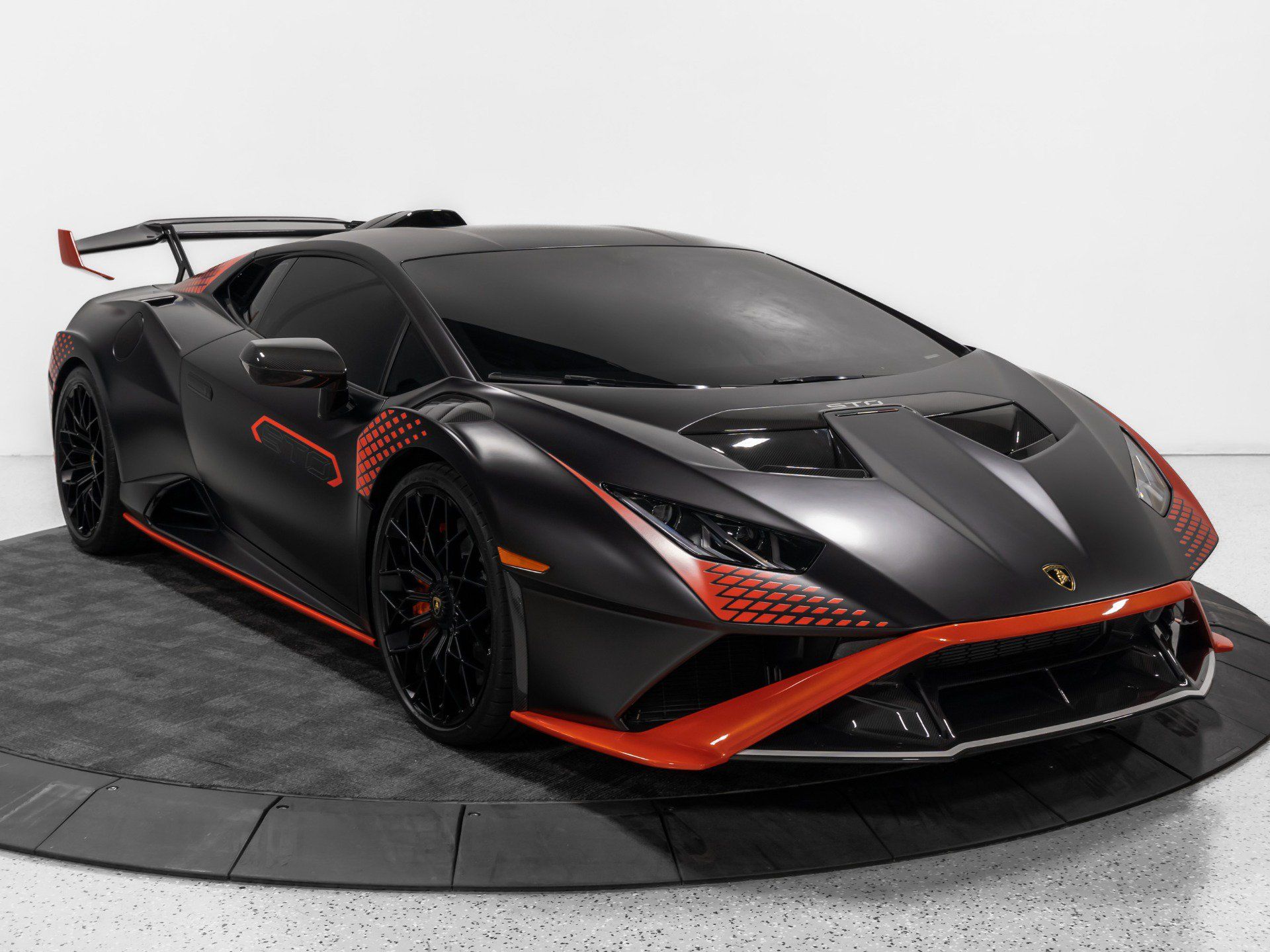 Used 2024 Lamborghini Huracan STO RWD image 12