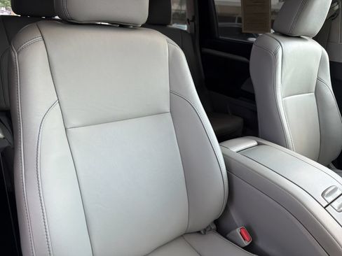 Used 2017 Toyota Highlander XLE FWD image 40