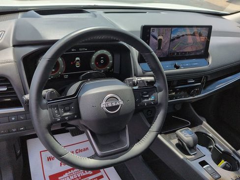 Used 2025 Nissan Rogue SL w/ Tech Package FWD image 9