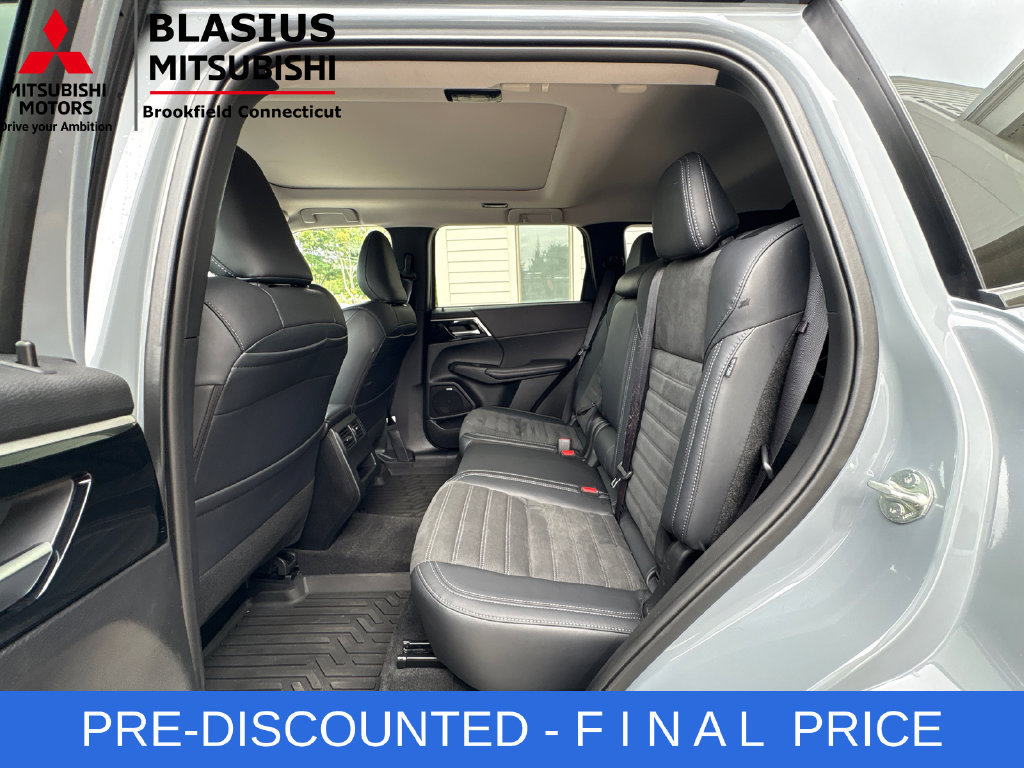 Used 2025 Mitsubishi Outlander AWD image 33