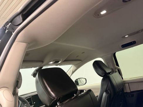 Used 2024 Chrysler Pacifica Touring-L image 11