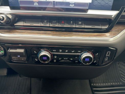 Certified 2025 GMC Sierra 2500 SLE w/ SLE Convenience Package image 16