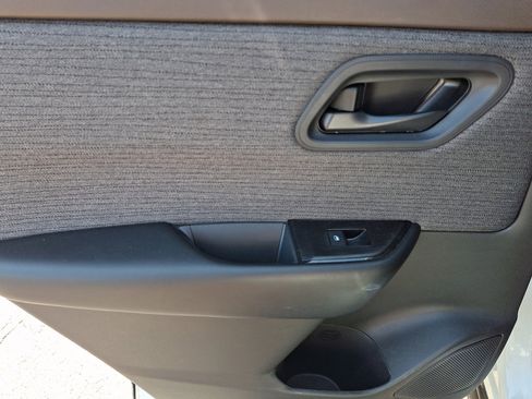 Used 2023 Nissan Rogue S AWD/4WD image 19