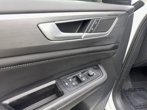 Used 2025 Volkswagen Atlas Cross Sport SE FWD image 33