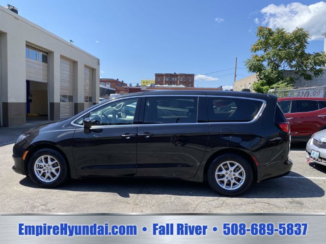 Used 2023 Chrysler Voyager LX FWD image 3