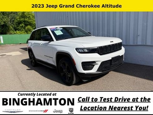 Used 2023 Jeep Grand Cherokee Altitude AWD/4WD image 2