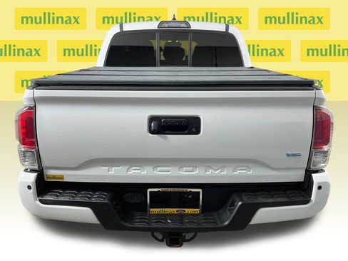 Used 2016 Toyota Tacoma Limited w/ Towing Package image 8