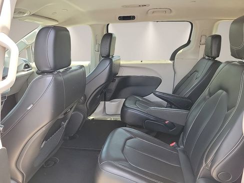 Used 2023 Chrysler Pacifica Touring-L FWD image 10