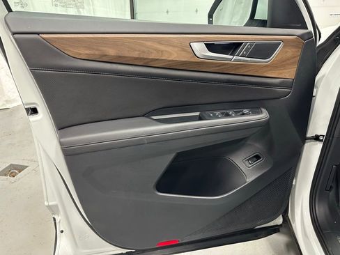 Used 2025 Volkswagen Atlas SE image 8