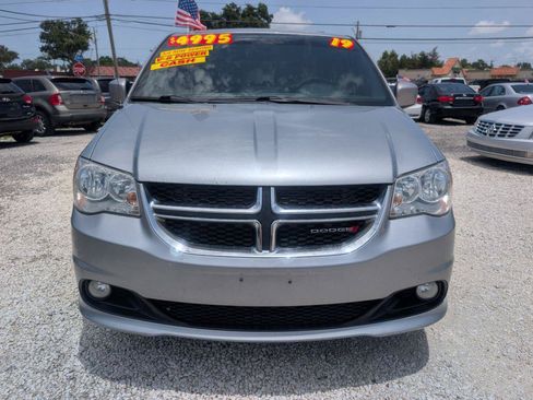 Used 2019 Dodge Grand Caravan SXT FWD image 2