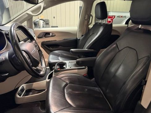 Used 2021 Chrysler Pacifica Touring-L FWD image 14