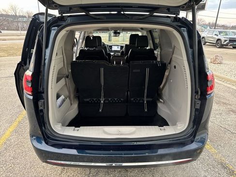 Used 2023 Chrysler Pacifica Touring-L FWD image 17