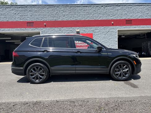 Used 2022 Volkswagen Tiguan SE AWD/4WD image 2