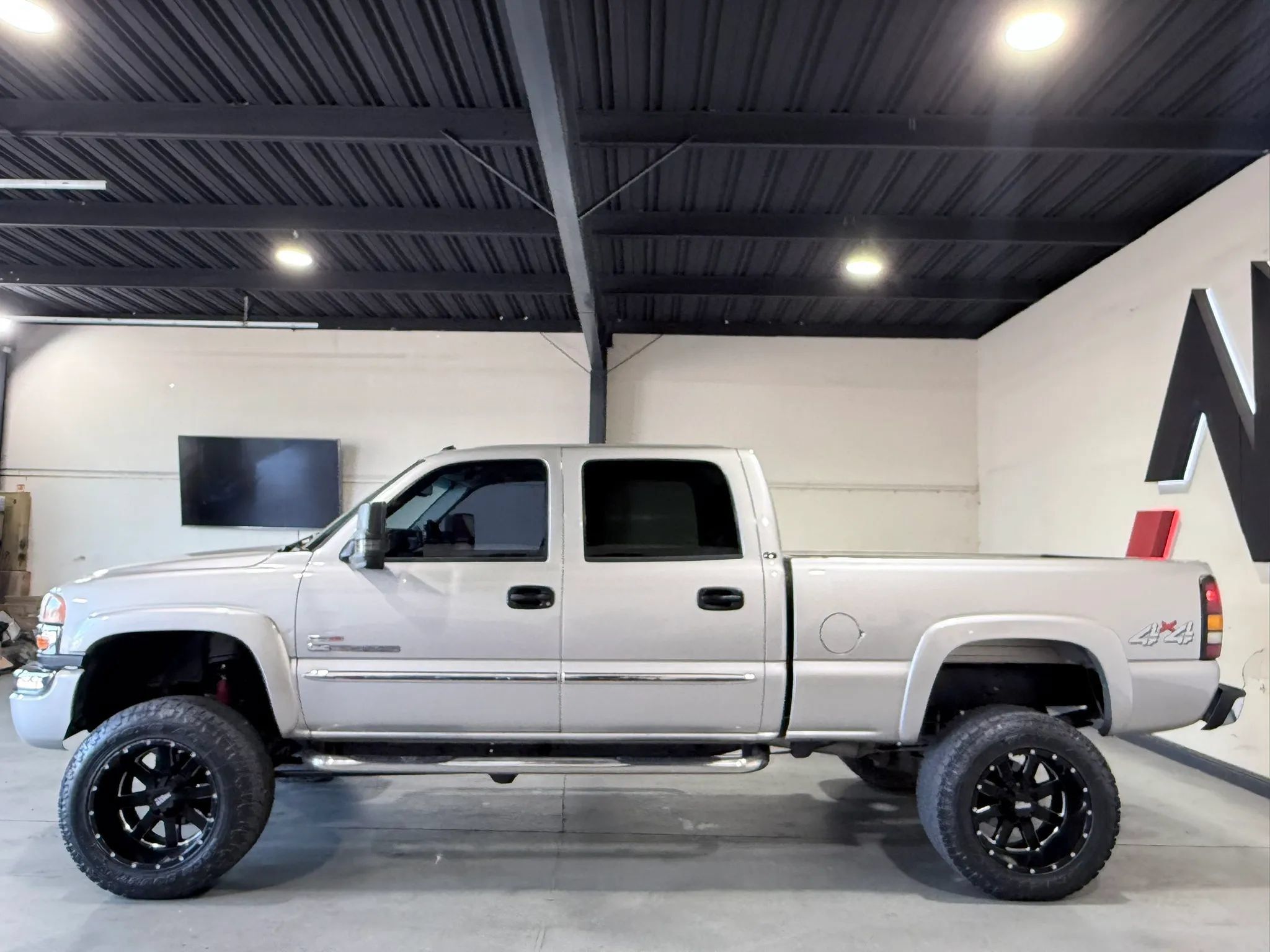 Used 2004 GMC Sierra 2500 SLT w/ Heavy-Duty Power Package AWD/4WD image 7