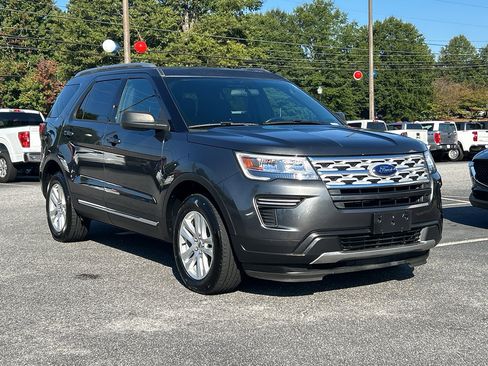 Used 2019 Ford Explorer XLT image 4
