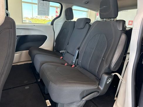 Used 2019 Chrysler Pacifica Touring Plus w/ Tire & Wheel Group FWD image 14