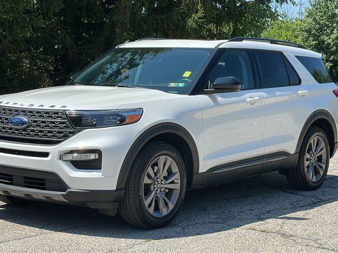 Used 2022 Ford Explorer XLT w/ Equipment Group 202A AWD/4WD image 2
