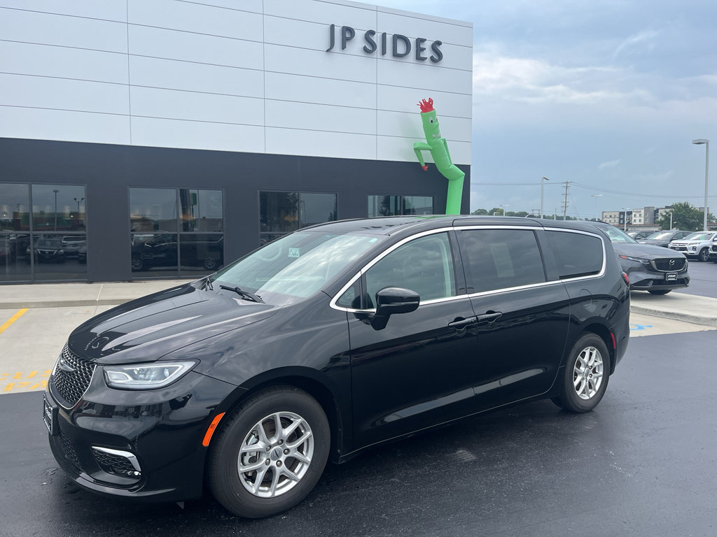 Used 2024 Chrysler Pacifica Touring-L FWD image 1