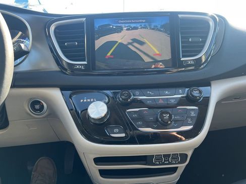 Used 2023 Chrysler Pacifica Touring-L image 10