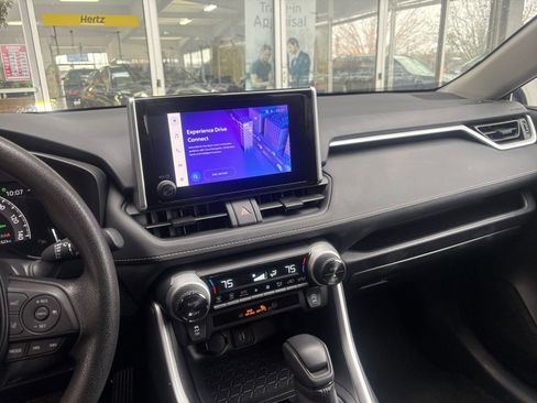 Used 2025 Toyota RAV4 XLE image 18